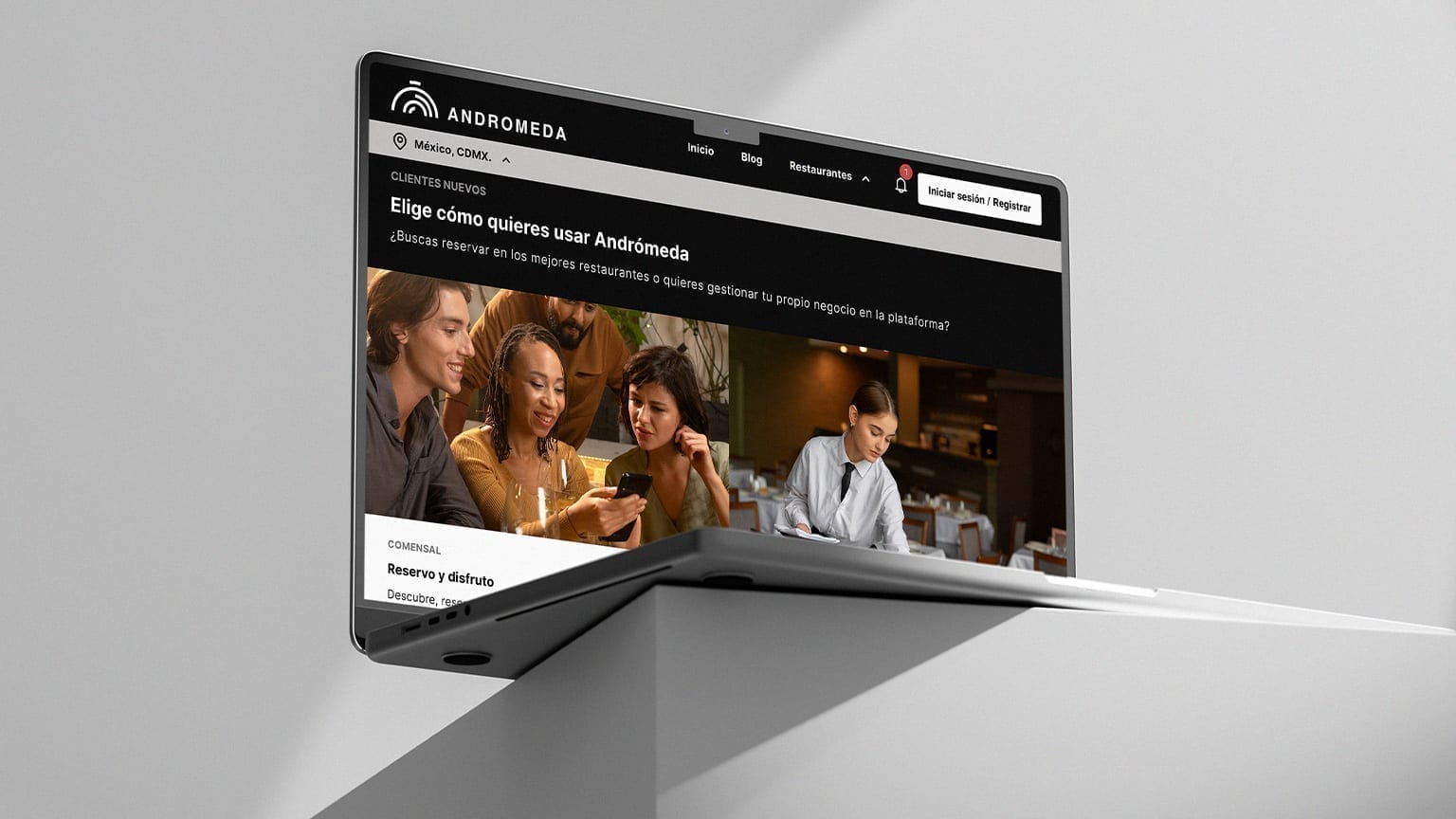 Andrómeda role-selection landing page on a laptop.