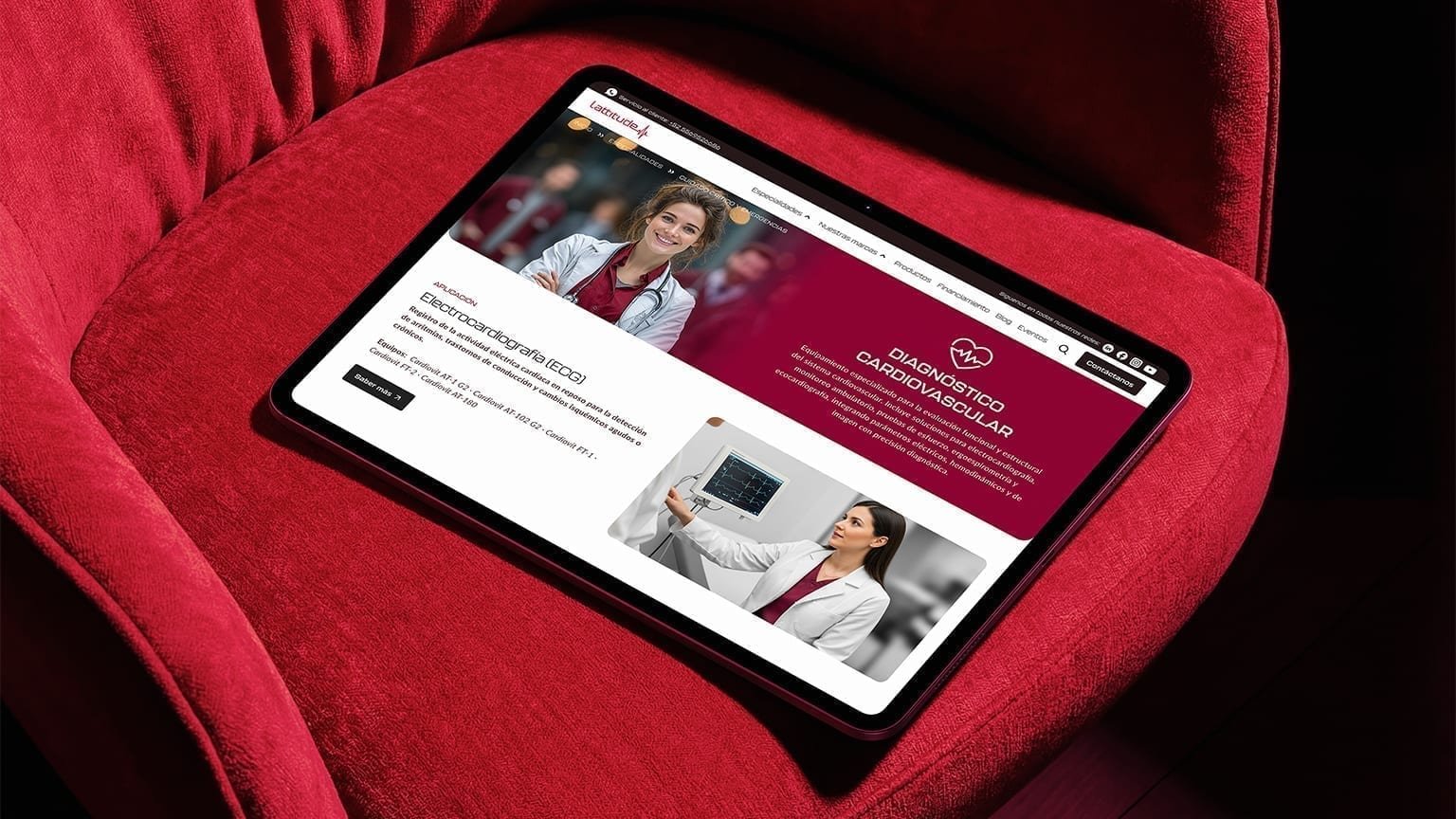 Tablet on a red velvet chair showing the Lattitude Diagnóstico Cardiovascular specialty page with a clinician portrait and ECG application modules.