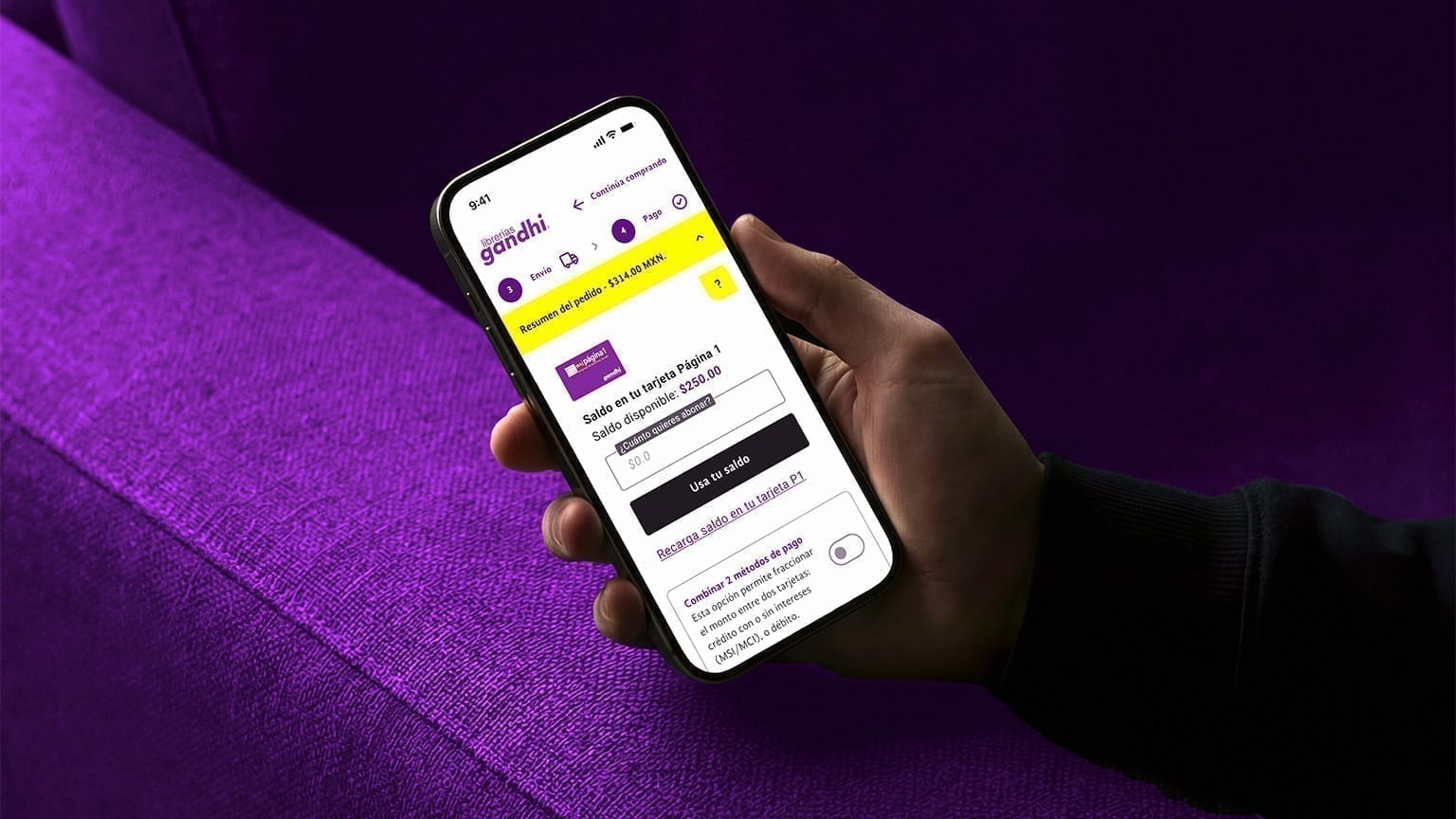 Librerías Gandhi mobile payment step held in hand, showing the Página 1 digital wallet and split-payment option.