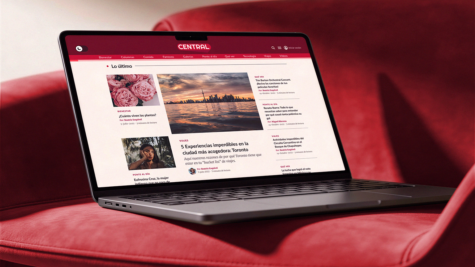 Laptop showing Revista Central desktop homepage.